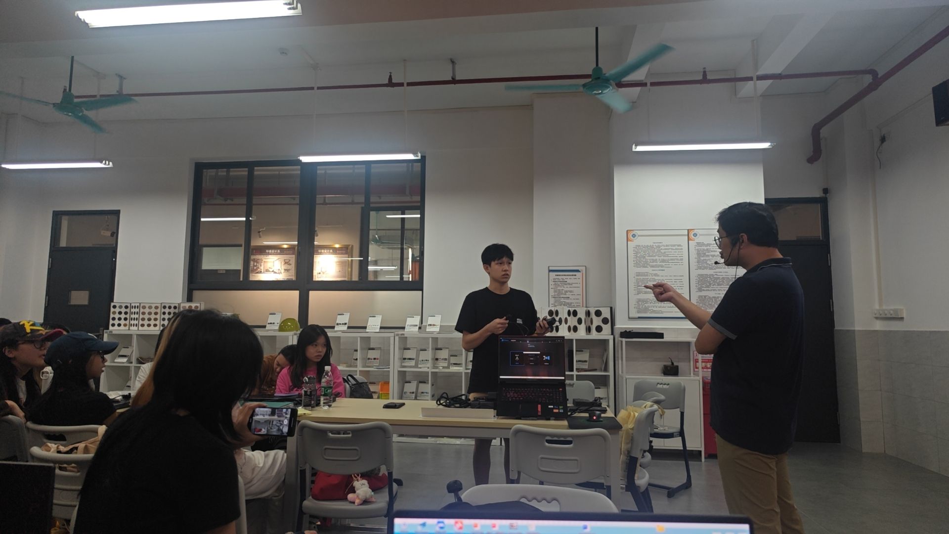 產教融合新實踐 企業導師深度參與產品設計課程教學——以“以產促學，以學促創”為核心理念